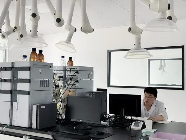 連日來,公司的合成,質量研究,微生物室等多個實驗部門的20余位一線